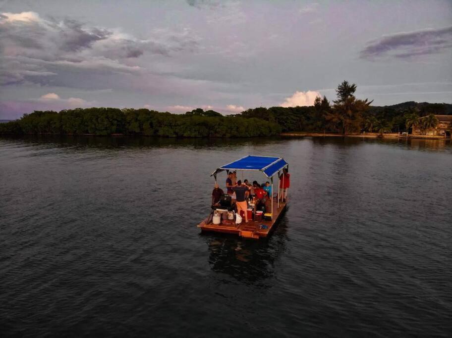 The Dock Resort Over Water Retreat ウェスト・エンド エクステリア 写真