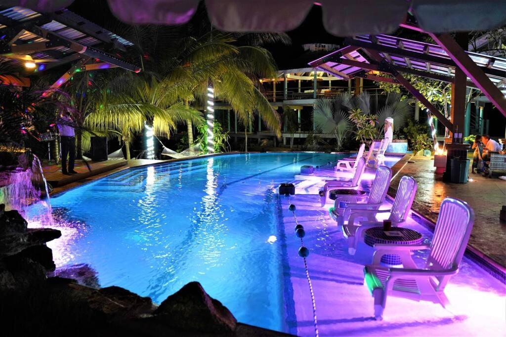 The Dock Resort Over Water Retreat ウェスト・エンド エクステリア 写真